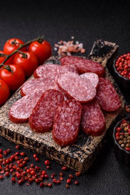 Sandviç için füme salam, biftek veya tavuk sosisi. Yemek arkaplanı için salam dilimleri