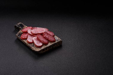 Sandviç için füme salam, biftek veya tavuk sosisi. Yemek arkaplanı için salam dilimleri