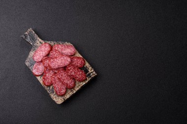 Sandviç için füme salam, biftek veya tavuk sosisi. Yemek arkaplanı için salam dilimleri