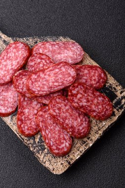 Sandviç için füme salam, biftek veya tavuk sosisi. Yemek arkaplanı için salam dilimleri