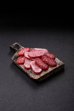 Sandviç için füme salam, biftek veya tavuk sosisi. Yemek arkaplanı için salam dilimleri