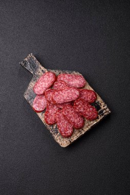 Sandviç için füme salam, biftek veya tavuk sosisi. Yemek arkaplanı için salam dilimleri