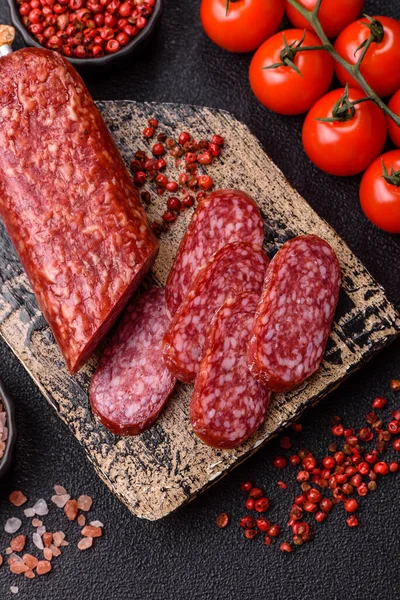 Sandviç için füme salam, biftek veya tavuk sosisi. Yemek arkaplanı için salam dilimleri