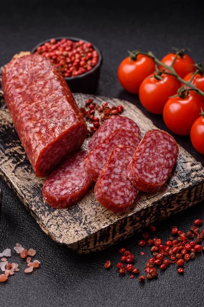 Sandviç için füme salam, biftek veya tavuk sosisi. Yemek arkaplanı için salam dilimleri