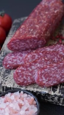 Sandviç için füme salam, biftek veya tavuk sosisi. Yemek arkaplanı için salam dilimleri