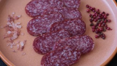 Sandviç için füme salam, biftek veya tavuk sosisi. Yemek arkaplanı için salam dilimleri