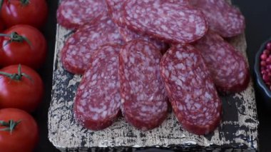 Sandviç için füme salam, biftek veya tavuk sosisi. Yemek arkaplanı için salam dilimleri