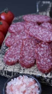 Sandviç için füme salam, biftek veya tavuk sosisi. Yemek arkaplanı için salam dilimleri