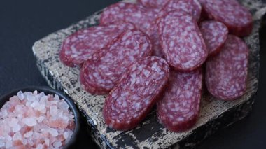 Sandviç için füme salam, biftek veya tavuk sosisi. Yemek arkaplanı için salam dilimleri