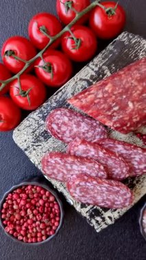 Sandviç için füme salam, biftek veya tavuk sosisi. Yemek arkaplanı için salam dilimleri