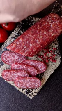 Sandviç için füme salam, biftek veya tavuk sosisi. Yemek arkaplanı için salam dilimleri