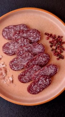 Sandviç için füme salam, biftek veya tavuk sosisi. Yemek arkaplanı için salam dilimleri