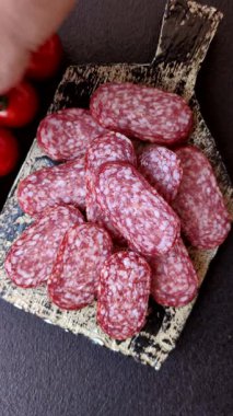 Sandviç için füme salam, biftek veya tavuk sosisi. Yemek arkaplanı için salam dilimleri