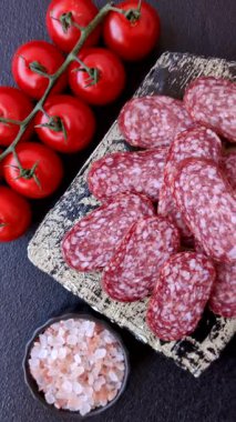 Sandviç için füme salam, biftek veya tavuk sosisi. Yemek arkaplanı için salam dilimleri