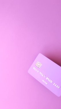 Bir terminal ya da internet üzerinden ulaşılamayan nakit ödemeler için bir kredi kartı. Finansal geçmiş için kredi kartı