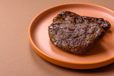 Yemek, ızgara biftek, öğle yemeği için kızarmış et. Tasarımınız için yemek olarak ızgara biftek..