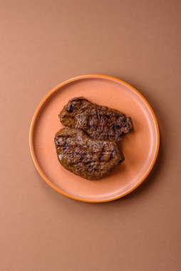 Yemek, ızgara biftek, öğle yemeği için kızarmış et. Tasarımınız için yemek olarak ızgara biftek..