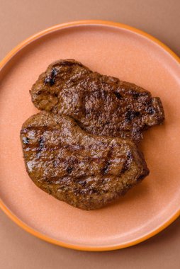 Yemek, ızgara biftek, öğle yemeği için kızarmış et. Tasarımınız için yemek olarak ızgara biftek..