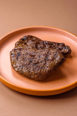 Yemek, ızgara biftek, öğle yemeği için kızarmış et. Tasarımınız için yemek olarak ızgara biftek..