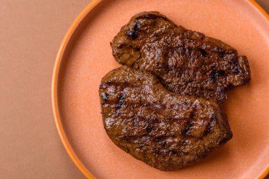 Yemek, ızgara biftek, öğle yemeği için kızarmış et. Tasarımınız için yemek olarak ızgara biftek..