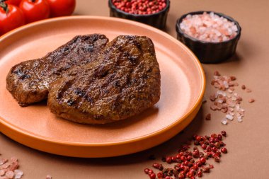 Yemek, ızgara biftek, öğle yemeği için kızarmış et. Tasarımınız için yemek olarak ızgara biftek..