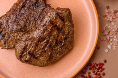 Yemek, ızgara biftek, öğle yemeği için kızarmış et. Tasarımınız için yemek olarak ızgara biftek..