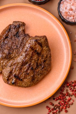 Yemek, ızgara biftek, öğle yemeği için kızarmış et. Tasarımınız için yemek olarak ızgara biftek..