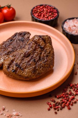 Yemek, ızgara biftek, öğle yemeği için kızarmış et. Tasarımınız için yemek olarak ızgara biftek..