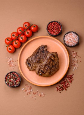 Yemek, ızgara biftek, öğle yemeği için kızarmış et. Tasarımınız için yemek olarak ızgara biftek..