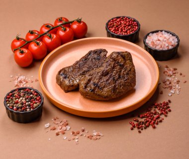 Yemek, ızgara biftek, öğle yemeği için kızarmış et. Tasarımınız için yemek olarak ızgara biftek..