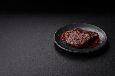 Yemek, ızgara biftek, öğle yemeği için kızarmış et. Tasarımınız için yemek olarak ızgara biftek..