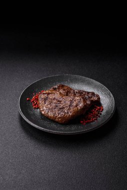 Yemek, ızgara biftek, öğle yemeği için kızarmış et. Tasarımınız için yemek olarak ızgara biftek..