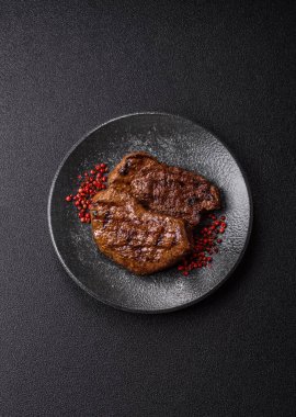 Yemek, ızgara biftek, öğle yemeği için kızarmış et. Tasarımınız için yemek olarak ızgara biftek..