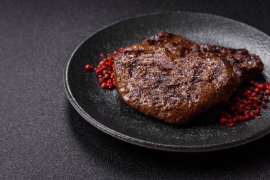 Yemek, ızgara biftek, öğle yemeği için kızarmış et. Tasarımınız için yemek olarak ızgara biftek..