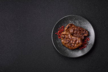 Yemek, ızgara biftek, öğle yemeği için kızarmış et. Tasarımınız için yemek olarak ızgara biftek..