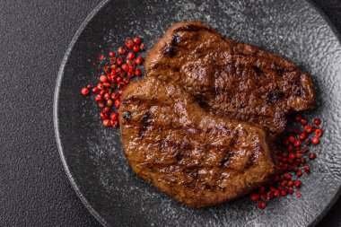 Yemek, ızgara biftek, öğle yemeği için kızarmış et. Tasarımınız için yemek olarak ızgara biftek..