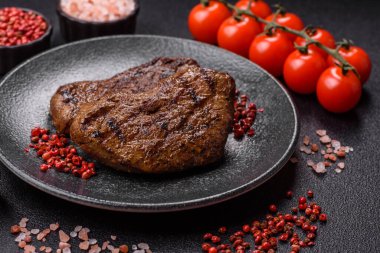 Yemek, ızgara biftek, öğle yemeği için kızarmış et. Tasarımınız için yemek olarak ızgara biftek..