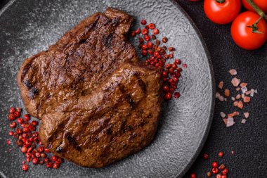 Yemek, ızgara biftek, öğle yemeği için kızarmış et. Tasarımınız için yemek olarak ızgara biftek..