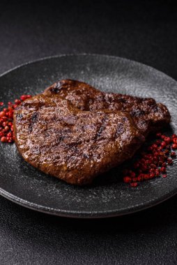 Yemek, ızgara biftek, öğle yemeği için kızarmış et. Tasarımınız için yemek olarak ızgara biftek..