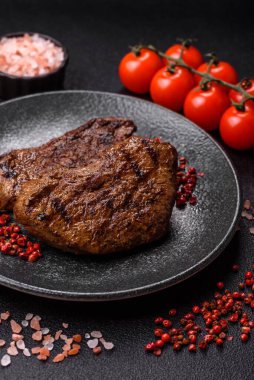 Yemek, ızgara biftek, öğle yemeği için kızarmış et. Tasarımınız için yemek olarak ızgara biftek..