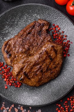 Yemek, ızgara biftek, öğle yemeği için kızarmış et. Tasarımınız için yemek olarak ızgara biftek..