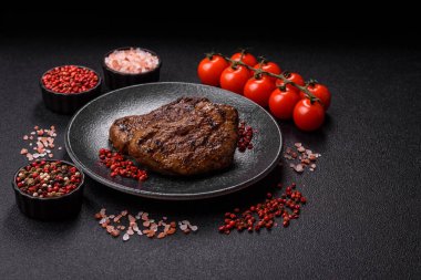 Yemek, ızgara biftek, öğle yemeği için kızarmış et. Tasarımınız için yemek olarak ızgara biftek..