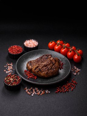 Yemek, ızgara biftek, öğle yemeği için kızarmış et. Tasarımınız için yemek olarak ızgara biftek..