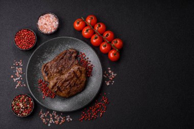 Yemek, ızgara biftek, öğle yemeği için kızarmış et. Tasarımınız için yemek olarak ızgara biftek..