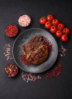 Yemek, ızgara biftek, öğle yemeği için kızarmış et. Tasarımınız için yemek olarak ızgara biftek..