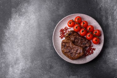 Yemek, ızgara biftek, öğle yemeği için kızarmış et. Tasarımınız için yemek olarak ızgara biftek..