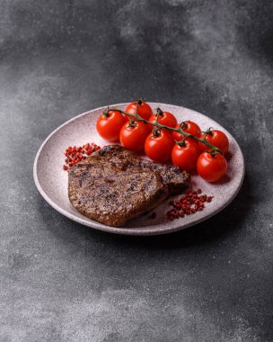 Yemek, ızgara biftek, öğle yemeği için kızarmış et. Tasarımınız için yemek olarak ızgara biftek..