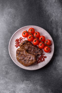Yemek, ızgara biftek, öğle yemeği için kızarmış et. Tasarımınız için yemek olarak ızgara biftek..