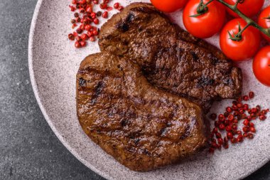 Yemek, ızgara biftek, öğle yemeği için kızarmış et. Tasarımınız için yemek olarak ızgara biftek..