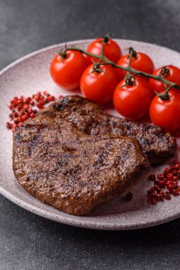 Yemek, ızgara biftek, öğle yemeği için kızarmış et. Tasarımınız için yemek olarak ızgara biftek..